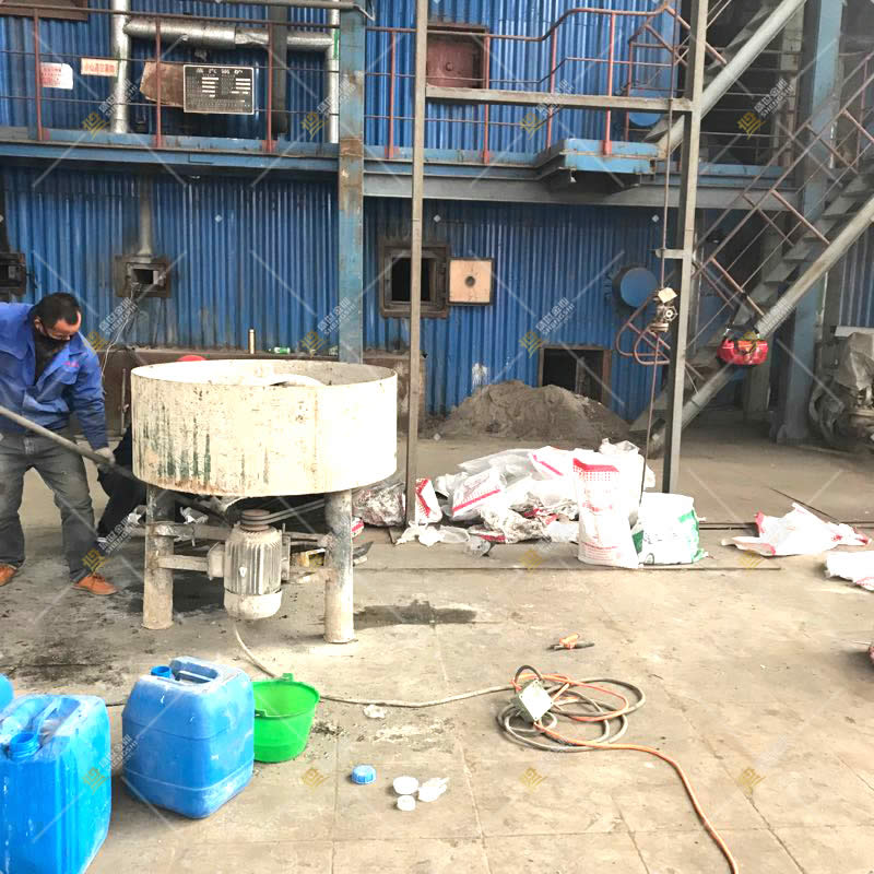 電廠鍋爐維修耐火可塑料拌料施工現場